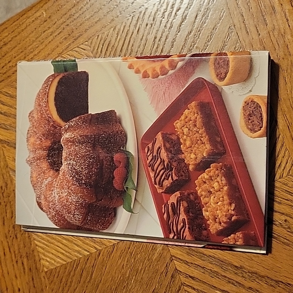 ● Cookbook: Simply Delicious Desserts - Picture 2 of 12